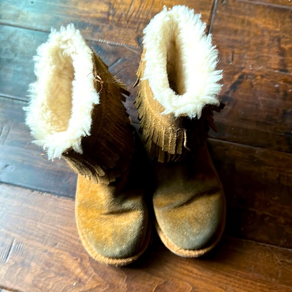 Ugg size 12 brown boots .. perfect for the cold weather coming - Picture 1 of 5